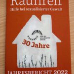 Zeigt das Titelblatt des Jahresberichtes von Rauhreif: ein Haus mit dem Logo von rauhreis und dem Hinweis auf das 30jährige Bestehen.