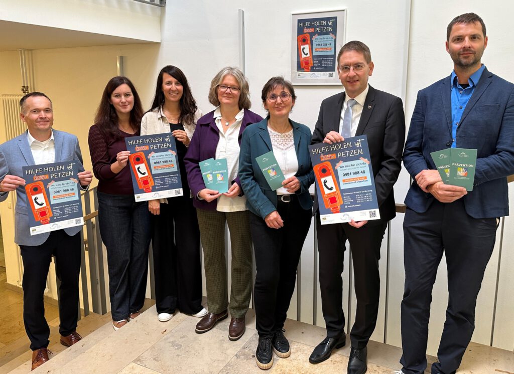 Das Plakat „Hilfe holen ist kein Petzen“ erhalten aktuell alle Schulen im Landkreis Ansbach. Es macht auf die Fachberatungsstelle Rauhreif aufmerksam, die auch Präventionsprojekte in Schulen zu sexualisierter Gewalt anbietet.
v.l.n.r.: Schulleiter Volker Dollinger, Schulpsychologin Vera Bahle, Gleichstellungsbeauftragte Tanja Peipp, Kristina Klose (Rauhreif), Elternbeiratsmitglied Birgit Meyer, Landrat Dr. Jürgen Ludwig und Beratungslehrer Stephan Dauscher
Foto: Landratsamt Ansbach/Josephine Georgi
