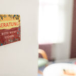 Eingangstür zu unserem Beratungsraum mit dem Schild: Beratung bitte nicht stören