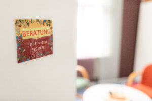 Eingangstür zu unserem Beratungsraum mit dem Schild: Beratung bitte nicht stören